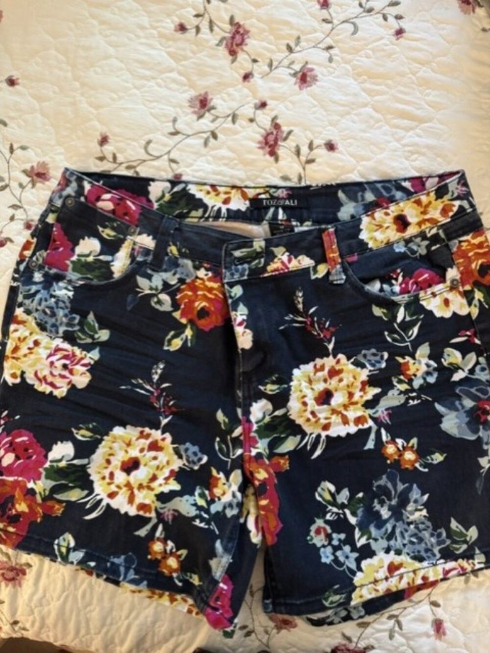 Roz & Ali Floral Jean Shorts (Size 12)